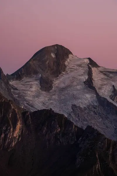 Een Luchtfoto Van Het Berglandschap Bij Zonsondergang — Stockfoto