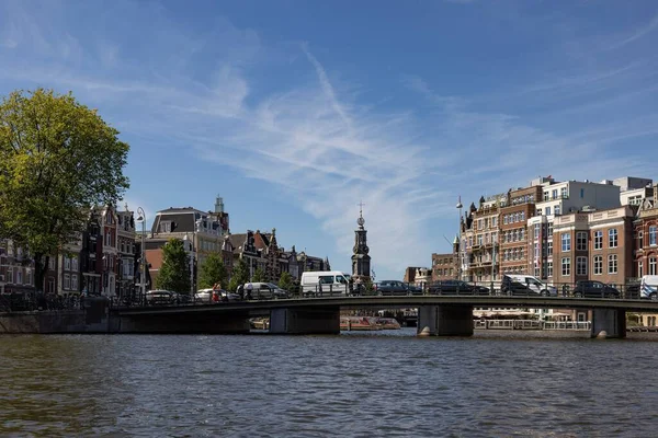 晴れた日にオランダのアムステルダムの運河の橋の美しいショット — ストック写真