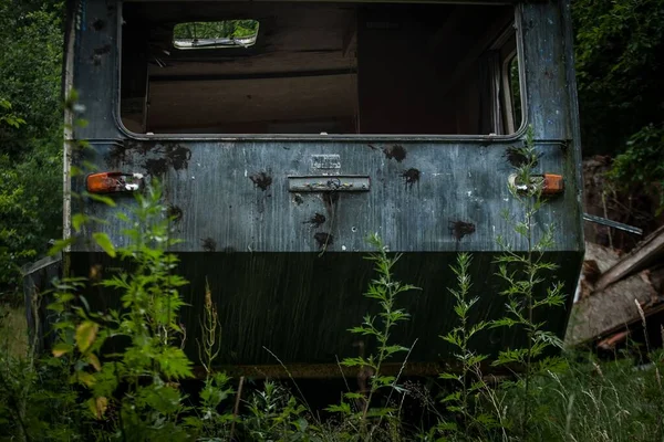 Nahaufnahme Eines Alten Verlassenen Eisenbahnwaggons Wald — Stockfoto