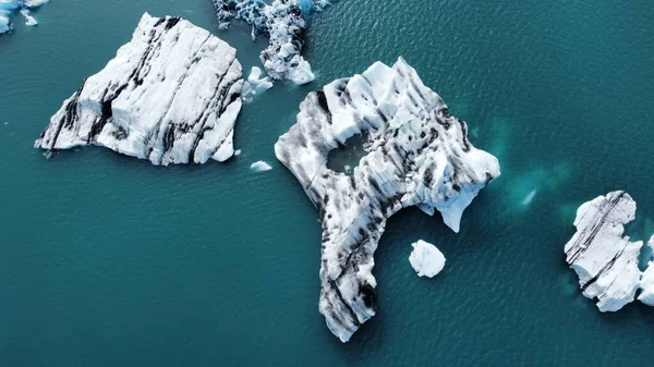 アイスランドの雄大なターコイズブルーの海の氷山の空中ビュー — ストック写真