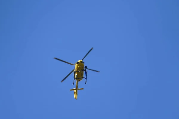 Helicóptero Voando Céu Azul — Fotografia de Stock