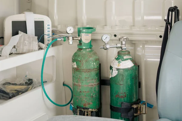 Groene Medische Zuurstofcilinders Met Andere Ziekenhuisapparatuur — Stockfoto