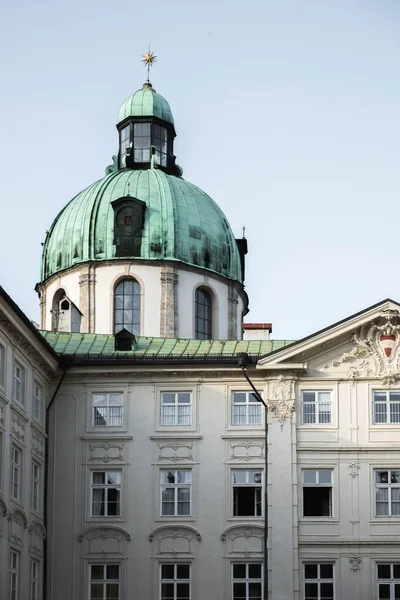 Vertikale Aufnahme Eines Historischen Gebäudes Mit Türkisfarbener Kuppel Innsbruck Österreich — Stockfoto