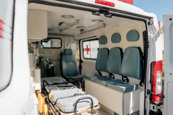 救急車のバックドアのクローズアップショットと患者のベッド 酸素ボンベや他の医療機器を示す — ストック写真