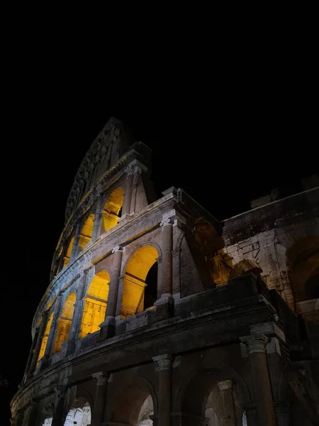 Вертикальний Низький Кут Знятий Колізеєм Тлі Нічного Неба Римі — стокове фото