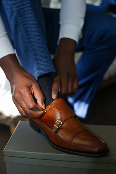 Closeup Groom Wearing His Elegant Luxury Brown Shoes Wedding — Stock Photo, Image