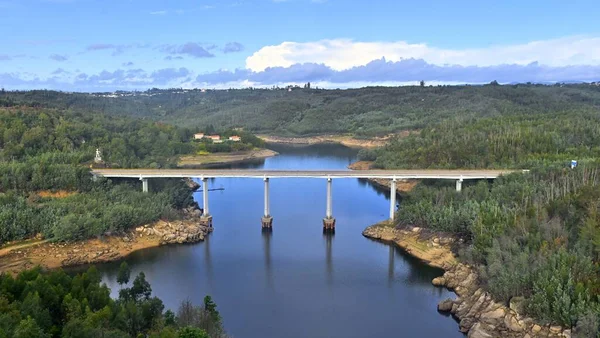 Μια Γραφική Γέφυρα Πάνω Από Μια Λίμνη Στην Tabua Πορτογαλία — Φωτογραφία Αρχείου