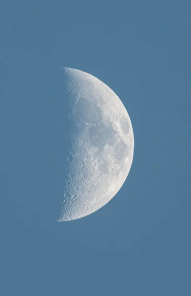 一轮美丽的月亮映衬着蓝天 — 图库照片