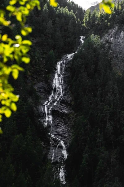 Disparo Vertical Las Cataratas Umbal Entre Montañas Cubiertas Bosques Tirol —  Fotos de Stock