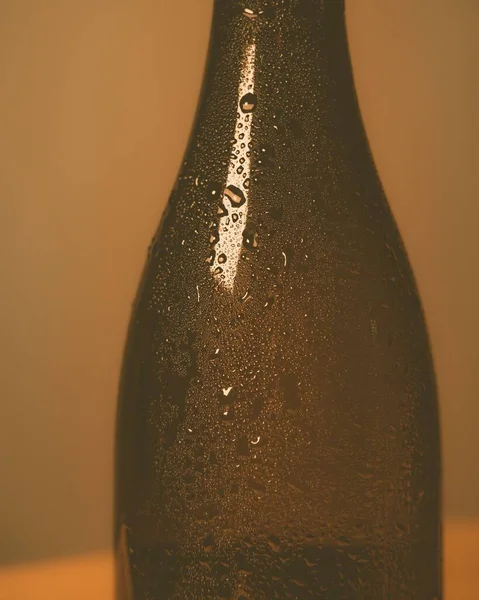 Detailní Záběr Povrch Studené Láhve Kapkami Vody — Stock fotografie