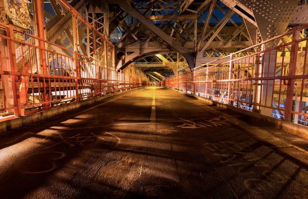 夜间一座金属桥的美丽景色 — 图库照片