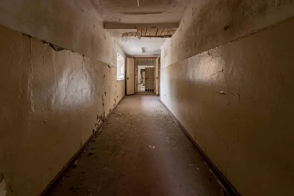 一张旧监狱里一条狭长走廊的照片 — 图库照片