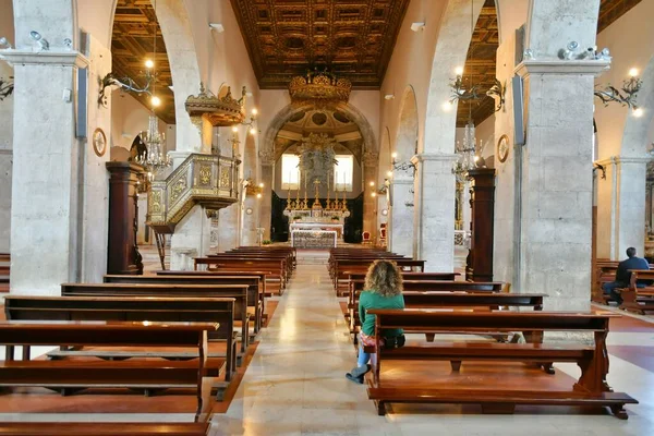 Femeie Care Stă Bazilica Santa Maria Del Colle Din Pescostanzo — Fotografie, imagine de stoc