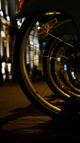 거리에서 자전거 타이어를 클로즈업 — 스톡 사진