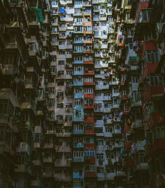 Pionowe Ujęcie Yick Cheong Apartamentowiec Wieloma Gęstymi Oknami Balkonami Hongkongu — Zdjęcie stockowe