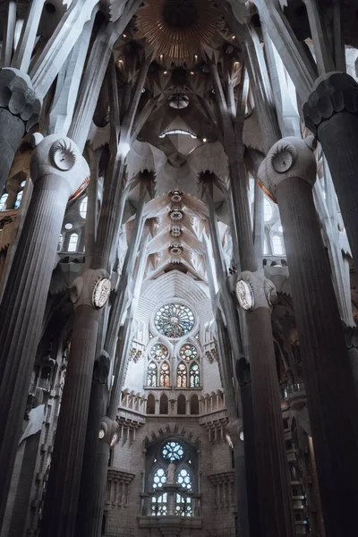 スペインバルセロナのサグラダ ファミリア大聖堂の内部の垂直低角度ショット — ストック写真