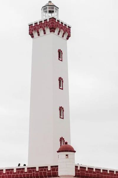 Ein Schöner Vertikaler Blick Auf Einen Weißen Turm Gegen Bewölkten — Stockfoto
