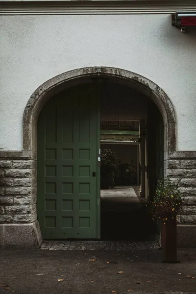 Eine Vertikale Aufnahme Einer Grünen Bogentür Mit Dem Korridor — Stockfoto