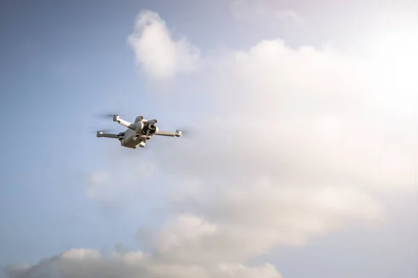 Een Witte Quadcopter Vliegt Lucht Een Zonnige Dag — Stockfoto