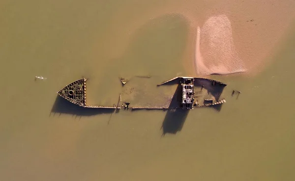 俯瞰一艘船在脏水中沉没的无人驾驶飞机画面 — 图库照片