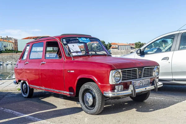 Een Zeldzame Oldtimer Franse Renault Uit Jaren Zeventig Buiten Bij — Stockfoto