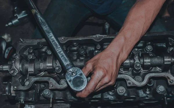 Bir Tamircinin Beyaz Elleri Motoru Kontrol Ediyor — Stok fotoğraf