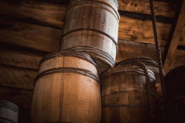 木製の部屋に並んで積み上げられた木製の樽の閉鎖 — ストック写真