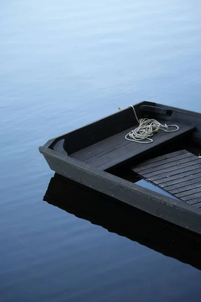 スウェーデンの湖で木製のボートの垂直ショット — ストック写真