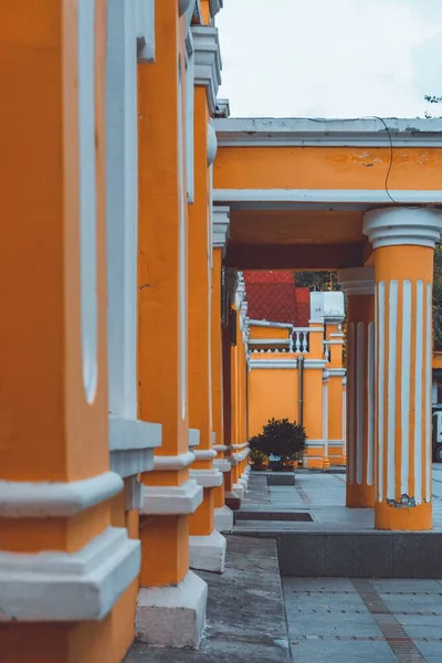 Een Verticaal Schot Van Een Gebouw Met Oranje Witte Kolommen — Stockfoto