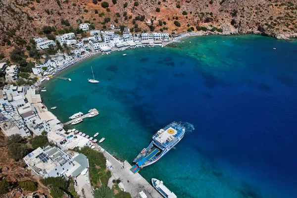 緑豊かな青い海を望む鳥の目には ボートやロロの白い建物があります ギリシャのクレタ島 — ストック写真