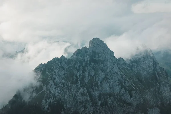 一座高山和多云的天空拍下的无人驾驶飞机 — 图库照片