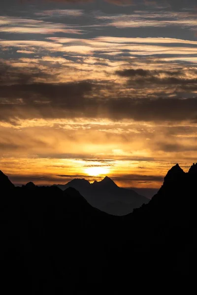 Vertikal Bild Snöiga Bergiga Österrikiska Alperna Klar Solnedgång Himmel — Stockfoto