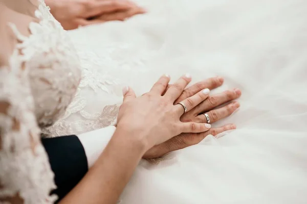 Mãos Noivo Ponte Com Anéis Vestido Casamento Branco — Fotografia de Stock