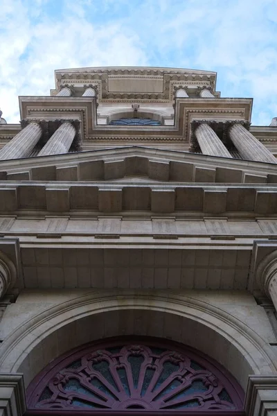 Eine Vertikale Low Winkelaufnahme Des Schönen Äußeren Eines Historischen Gebäudes — Stockfoto