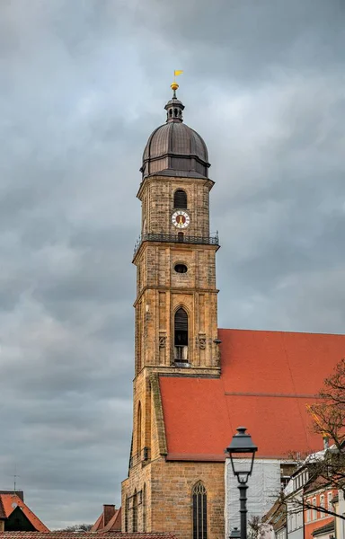 Eine Vertikale Tiefenaufnahme Der Basilika Martin Vor Der Bewölkten Skyline — Stockfoto