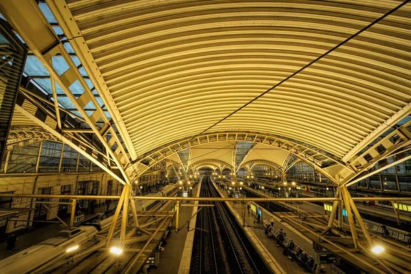 Egy Széles Látószögű Felvétel Leuveni Vasútállomásról Este Ahol Emberek Szállításra — Stock Fotó