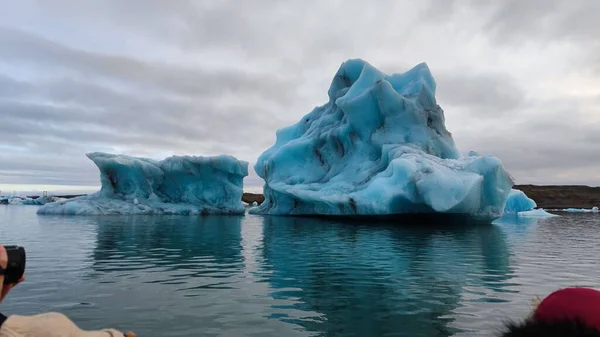 Enormi Iceberg Galleggianti Nell Acqua Contro Cielo Nuvoloso — Foto Stock