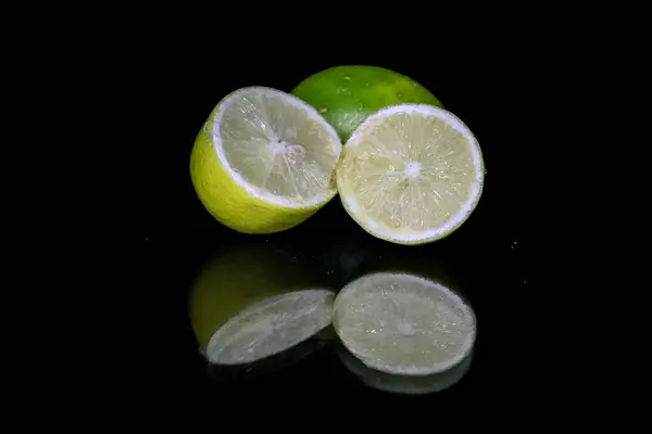Limón Cortado Aislado Sobre Fondo Negro —  Fotos de Stock
