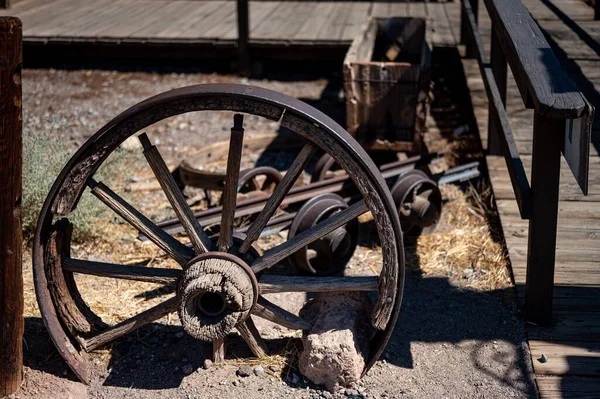 Old Wagon Wheel Decorating Entrance House Wild West — Stock Photo, Image