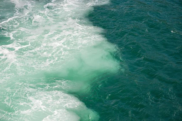 Büyük Bir Pervanenin Itmesiyle Oluşan Köpükle Deniz Suyu Dokusu — Stok fotoğraf
