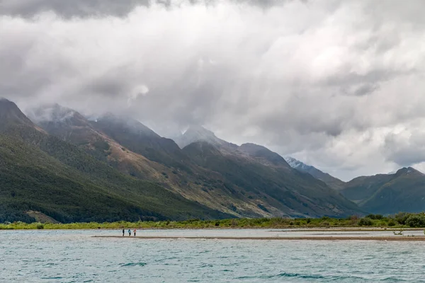 Los Turistas Pie Orilla Del Río Dardo Glenorchy Nueva Zelanda —  Fotos de Stock