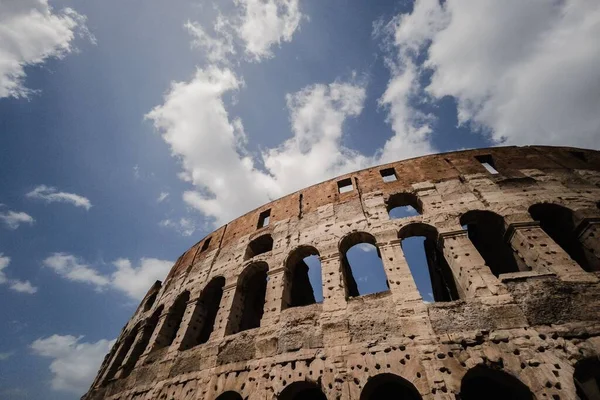 Tiro Ângulo Baixo Coliseu Roma Contra Céu Azul Nublado — Fotografia de Stock