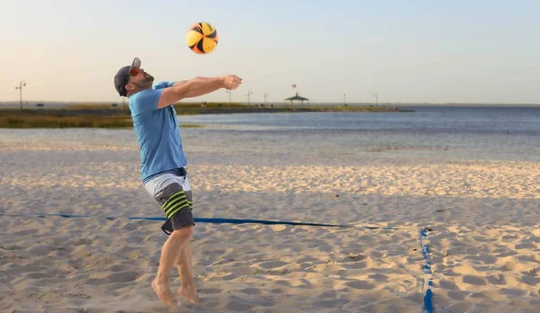 Uomo Caucasico Che Gioca Pallavolo Spiaggia — Foto Stock