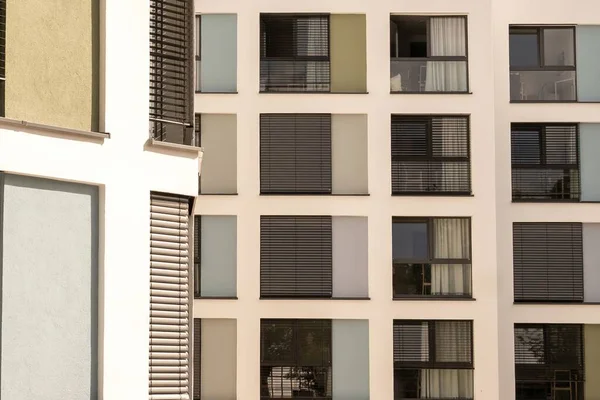 Close Das Janelas Apartamento Edifício Residencial Alto Com Tons Janela — Fotografia de Stock
