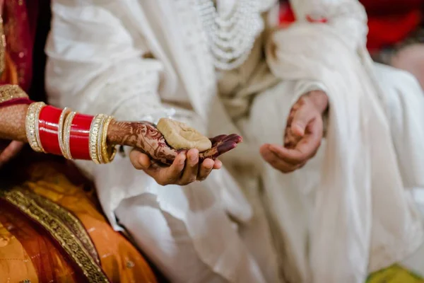 Mãos Noiva Noivo Sendo Amarrados Juntos Antes Dos Rituais Casamento — Fotografia de Stock