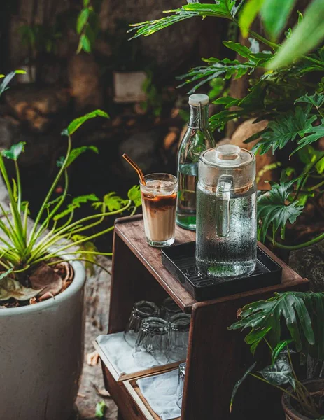 Sebuah Gambar Vertikal Dari Meja Kafe Kayu Dengan Kendi Air — Stok Foto