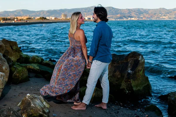 Ein Nettes Paar Blickt Sich Strand Liebevoll Die Augen — Stockfoto