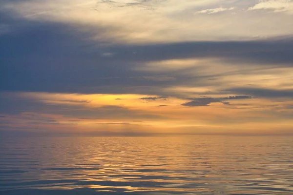 Ein Strahlend Goldener Abendhimmel Über Dem Meer Pulau Tiga Borneo — Stockfoto