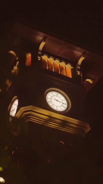 Eine Vertikale Aufnahme Eines Uhrenturms Dunkeln — Stockfoto