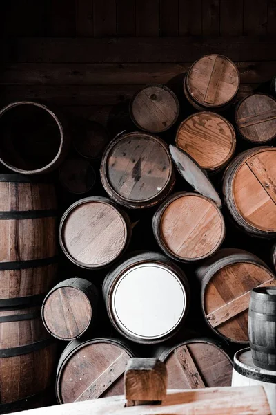 木造地下室の古いワイン樽の垂直ショット — ストック写真